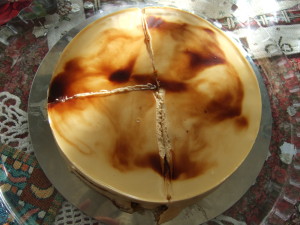 こちらは一人の姉妹がお作りになったキャラメルムースケーキです。今、カットしている最中。