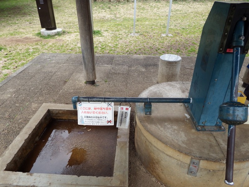 この井戸水は飲料不可ですが、自由に水をくむことができます。特に、子供たちは喜びそう。