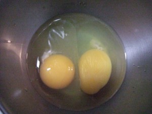 2.卵（2個）を溶く。