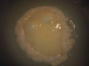 3.熱したフライパンに溶いた卵を流す。