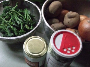 1.材料：ブロッコリー、ジャガイモ、玉ねぎ、にんにく、ココナッツオイル、クレイジーソルト