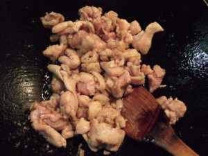 中華鍋に鶏肉を炒める