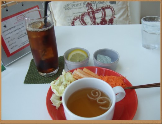 注文したアイスティーと、サラダバーから取った野菜、和風スープです。ブッフェは、お店のスタッフからオレンジの小さなお皿とカップをもらいます。