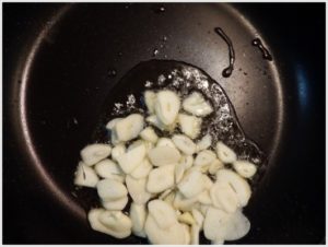 2.オリーブオイルを入れて熱したフライパンにスライスにんにく、スライス玉ねぎを加えて炒める。