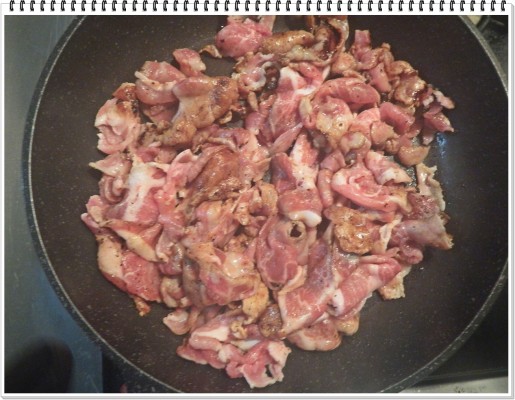4.豚肉を炒め、半生状態で生姜の千切りを加え、みりんをかける。（ここで肉の臭みを消すため）