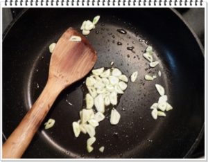 2.よく熱したフライパンにオリーブオイルをひき、スライスしておいたにんにくをきつね色になるまで炒め、別の小皿に移す。