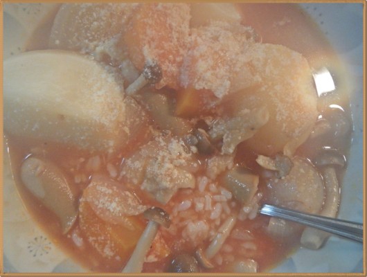 ご飯に熱々トマトスープをかけ、パルメザンやとろけるチーズをたっぷりかけるとリゾット風になります。