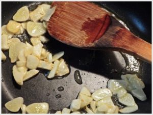 2.オリーブオイルを多めに入れて熱したフライパンに、スライスにんにくをカリカリになるまで炒める。この後、お皿に移しておく。