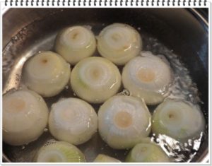 4.大鍋に玉ねぎを煮る。次に、固形コンソメ1個を加える。