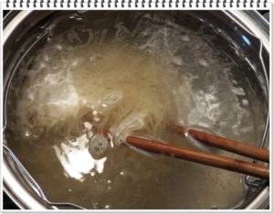 1.沸騰した鍋に生麺を入れ、2分30秒茹でる。