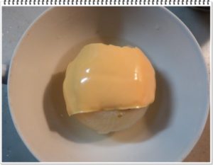 6.器に玉ねぎ1個のせ、その上にチーズをのせる。
