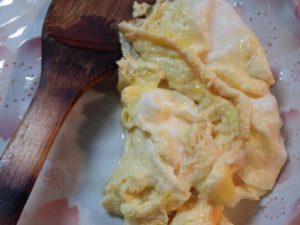 3.卵が半熟のうちに速やかに皿へ移しておく。