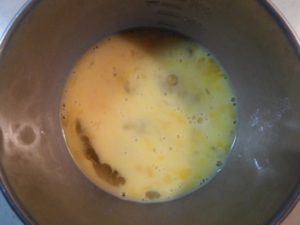 5.カップに卵を溶く。