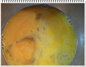 4.溶いた卵をスープに少しずつ落とす。