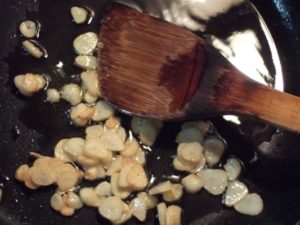 2.スライスしたにんにくをオリーブオイルでカリカリキツネ色になるまで炒め、一旦お皿へ移しておく。