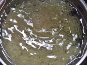 6.茹で上がった麺を冷水でよくぬめりを取り、笊でよく水を切る。