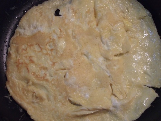 1.ごま油を引いて熱したフライパンで薄焼き卵を作る。