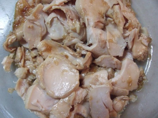 4.生協の加工済みの蒸し鶏には、さらにすりおろしニンニクと醤油、ごま油を加えて味を少し整る。