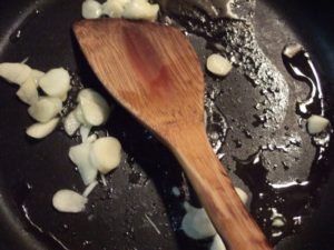 1.熱したフライパンにオリーブオイルを引き、スライスしたにんにくを炒める。