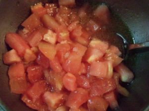 2.カットしたトマトを器へ入れ、合わせ酢とオリーブオイル、トマトピューレを加える。