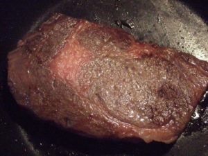 4.牛肉を焼く。今回はミディアムにするので、強火で30秒、弱火で2〜3分、ひっくり返して強火で30秒、再び弱火で2〜3分という順。