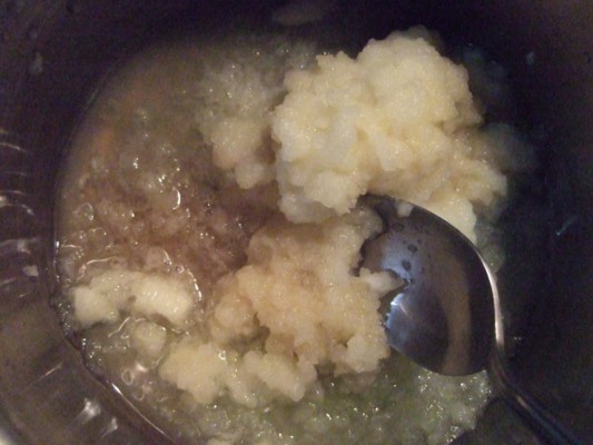 2.次にステーキソースを作るので、小さな鍋にすりおろした玉ねぎ、りんご、にんにく、合わせ酢少々加えて加熱する。