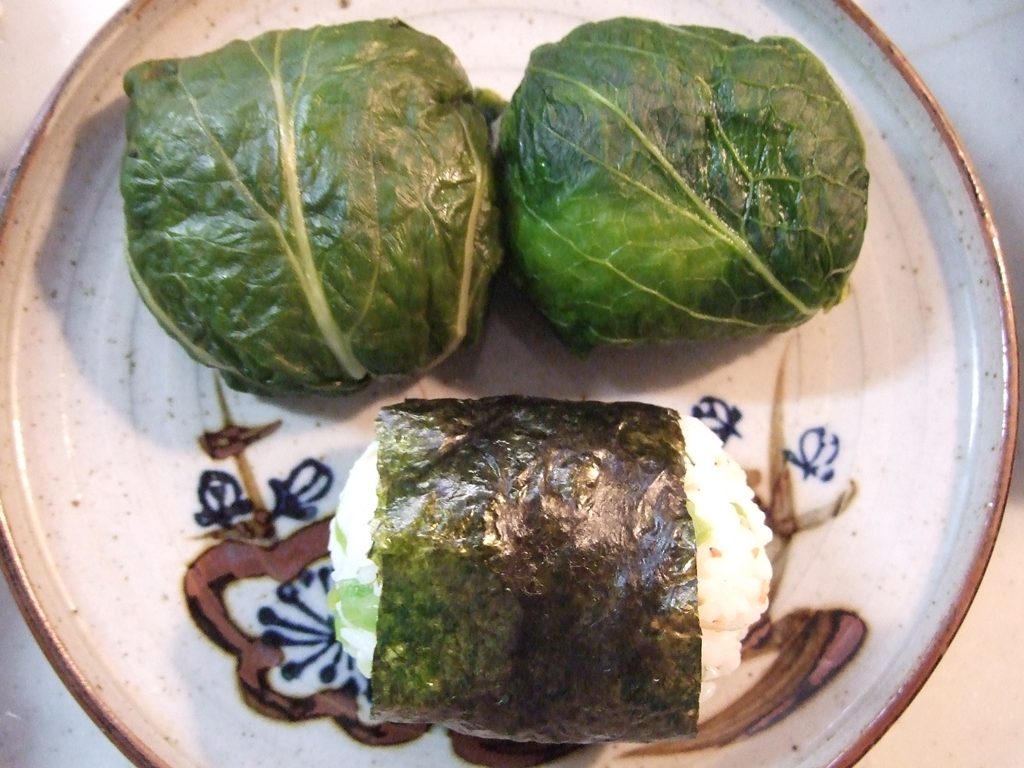 めはりずしと、もう一つは残った高菜の茎入りの酢飯に俵型のおにぎり風に仕上げてみました。
