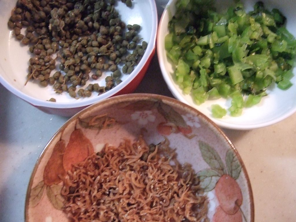 京都のちりめんじゃこ＆味付け山椒、高菜の細かく刻んだ茎を用意します。