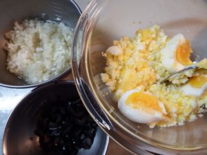 1.まずタルタルソースを作るので、茹で卵、黒オリーブの実、玉ねぎを細かくしておく。