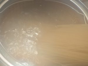 4.塩を入れて沸騰した鍋にパスタを8分茹でる。