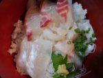 スーパーの刺身：真鯛とヒラメ入りのすし丼