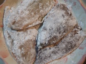 1.魚の切り身に岩塩とコショウ少々なじませ、片栗粉をまぶす。