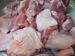 1.鶏もも肉を食べやすくカットし、キッチンペーパーで水気を除く。