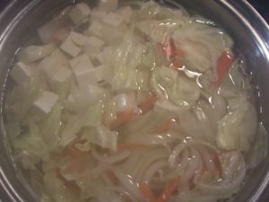 1.大鍋に水を加えて沸かし、中華だしを入れ、次に野菜などの具を入れて煮