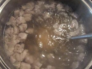 2.煮立った大鍋に中華だしと塩、調味料、鶏肉を加える。