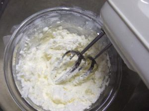 1.オリゴ糖を含む生クリームを泡立て器を使ってホイップ状にする。(ボウルの下には氷水)