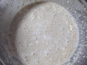 3.全粒粉入りホットケーキミックス、卵、牛乳を加え、泡立て器で軽く混ぜる。